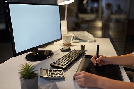 商业,技术女或平面师的手与计算机笔平板电脑夜间办公室工作办公室有