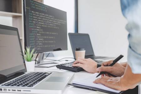 键入数据代码技术程序员合作在网站项目的软件开发的桌面计算机在公司